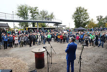 Landesverkehrsminister Winfried Hermann mit Oberbürgermeister Boris Palmer und Fahrrädern vor dem Rathaus