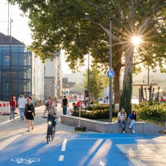 Das Blaue Band markiert für Radfahrer_innen das durchgängige Radwegenetz. Bild: Anne Faden