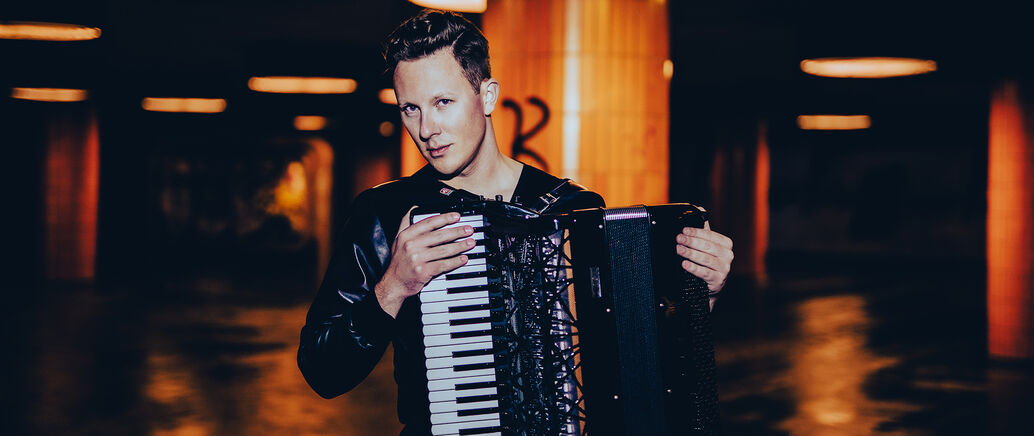 Martynas Levickis mit Akkordeon