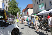Fußgänger und Fahrradfahren laufen auf der Karlsstraße in Tübingen