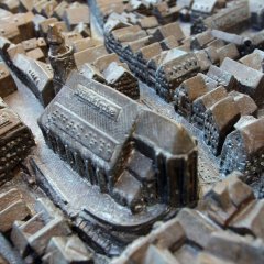 Kleine Punkte in Blindenschrift helfen, die Stiftskirche und andere Gebäude zu finden. Bild: Universitätsstadt Tübingen