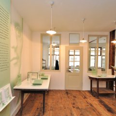 Auf den Spuren des jungen Hesse: Infotafeln - und B&uuml;cher bieten M&ouml;glichkeit zum Nachlesen und Entdecken. Bild: Gudrun De Maddalena