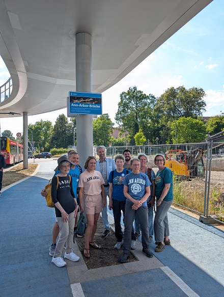 B&uuml;rgergruppe bei Enth&uuml;llung des Schildes der Ann Arbor Br&uuml;cke