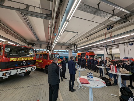 &Uuml;bergabe der Feuerwehrautos