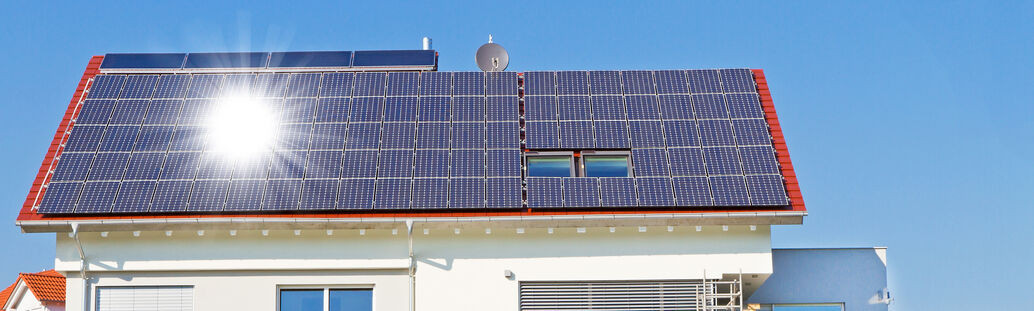 Hausdach mit einer Photovoltaik-Anlage