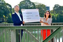 Rita Schwarzel&uuml;hr-Sutter &uuml;bergibt OB Boris Palmer den F&ouml;rderbescheid