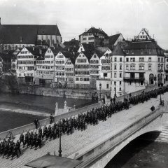 Truppenparade auf der neuen 
Eberhardsbr&uuml;cke 1905. Bild: Stadtarchiv T&uuml;bingen.
