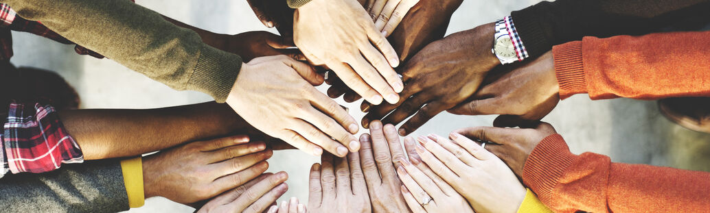 H&auml;nde mit verschiedenen Hautfarben bilden einen Kreis