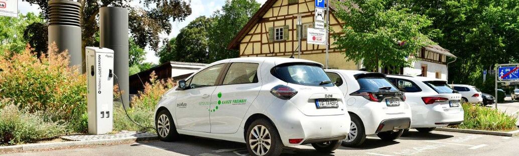 Ladestation und Parkplatz f&uuml;r teilAuto vor dem Technischen Rathaus