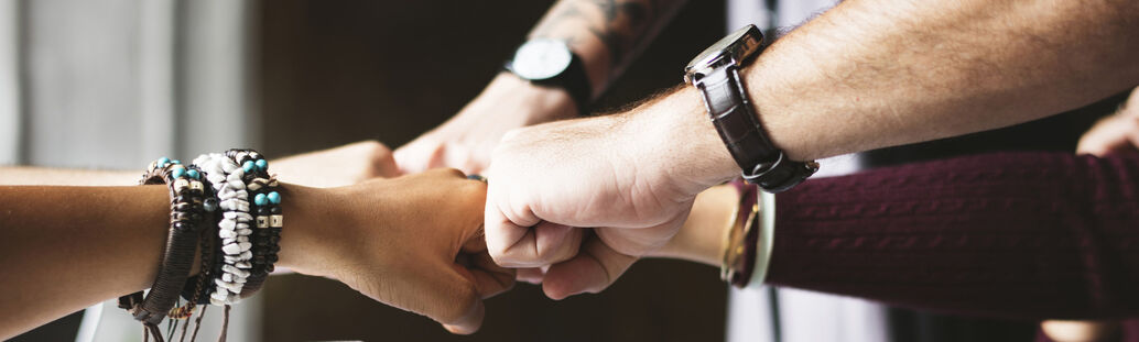 drei F&auml;uste, die zusammengesteckt werden