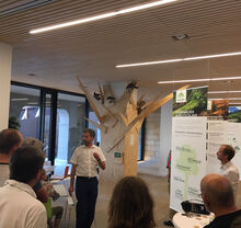 Oberb&uuml;rgermeister Boris Palmer erkl&auml;rt die Ausstellung.