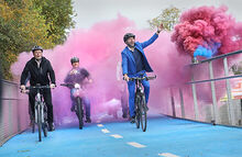Oberb&uuml;rgermeister Boris Palmer f&auml;hrt durch eine farbige Rauchwolke auf der neuen Fahrradbr&uuml;cke