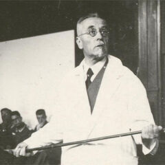 Der Gyn&auml;kologe August Mayer, Direktor der Frauenklinik, in einer Lehrveranstaltung.