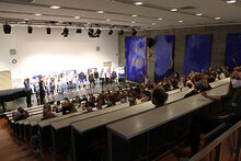 Sch&uuml;lerinnen und Sch&uuml;ler sitzen in einem H&ouml;rsaal