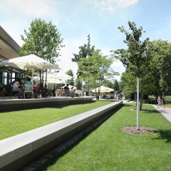 Das neue Caf&eacute; am See mit seiner Seeterrasse l&auml;dt zum Verweilen ein. Bild: Anne Faden