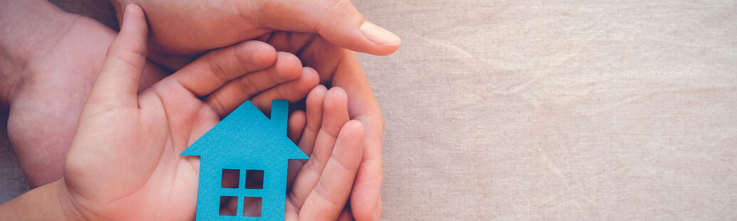 H&auml;nde mit einem Haus aus Papier