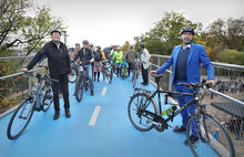 Oberbürgermeister Boris Palmer steht mit Besuchern auf der neuen Radbrücke West