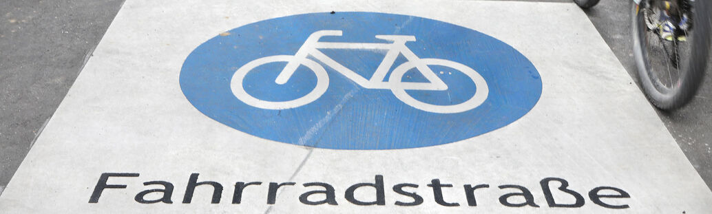 Schriftzug Fahrradstra&szlig;e mit Fahrrad-Piktogramm