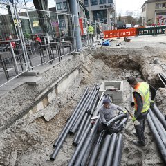 Weit weniger tief als der Kanal, werden die neuen Versorgungsleitungen f&uuml;r Strom, Wasser, Abwasser, sowie Gas, Fernw&auml;rme und Telekommunikation verlegt. Bild: Anne Faden