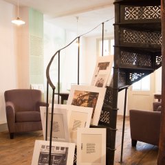 Infotafel entlang der historischen Wendeltreppe geben Auskunft &uuml;ber die Geschichte der Buchhandlung, in der Hesse seine Lehre absolvierte. Bild: Space4