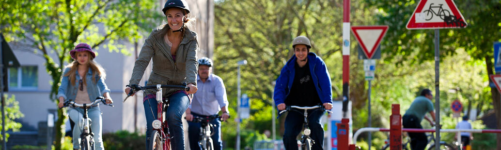 Menschen fahren mit Fahrr&auml;dern