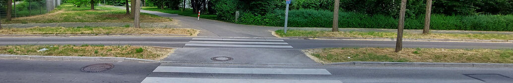 Stra&szlig;en&uuml;berquerung mit Zebrastreifen und Mittelinsel