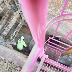 Um bei sp&auml;teren Bauma&szlig;nahmen nicht st&ouml;rend im Weg zu sein, werden tiefe Sch&auml;chte f&uuml;r die Verlegung des Kanals ben&ouml;tigt. Die Versorgungsleitungen liegen dann dar&uuml;ber und daneben. Bild: Anne Faden