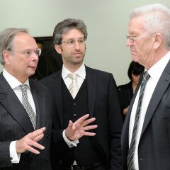G&ouml;tz Adriani, Vorstand der Stiftung Kunsthalle T&uuml;bingen, Oberb&uuml;rgermeister Boris Palmer und Ministerpr&auml;sident Winfried Kretschmann im Gespr&auml;ch. Bild: Gudrun de Maddalena