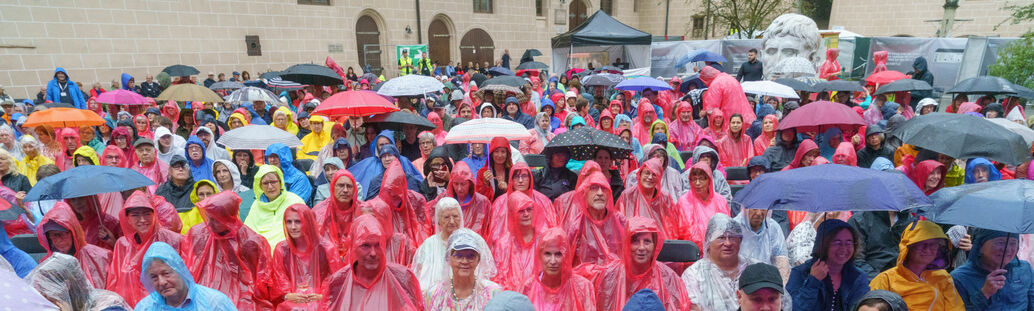 Konzertpublikum bei Regen