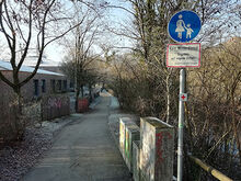 Fu&szlig;weg Uferweg mit Verkehrsschild