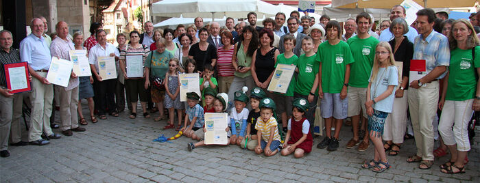 Oberb&uuml;rgermeister Boris Palmer mit den Preistr&auml;gern auf dem Marktplatz