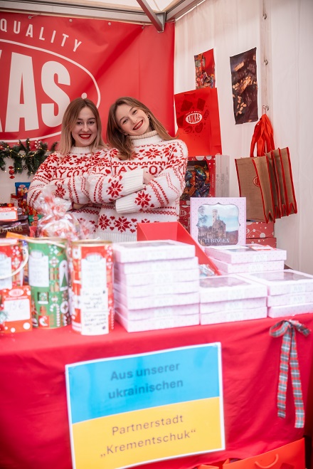 Zwei Frauen vond er Firma Lukas aus Krementschuk präsentieren ihre Produkte