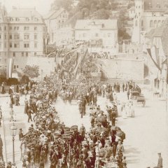 Alte Neckarbr&uuml;cke, Festzug zum 50j&auml;hrigen 
Jubil&auml;um der Freiwilligen Feuerwehr im Juli 1897. Bild: J. W. Hornung, Stadtarchiv T&uuml;bingen.