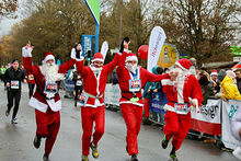 Das Bild zeigt vier jubelnde L&auml;ufer in Nikolaus-Kost&uuml;men.
