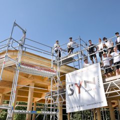 Zimmerfrau Paula M&uuml;hlich von der Zimmerei Syndikat trug den selbstgedichteten Richtspruch vor. Bild: Anne Faden