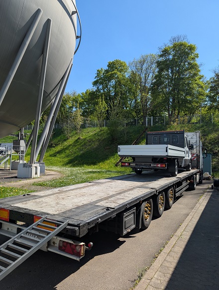 Fahrzeug wird auf LKW geladen