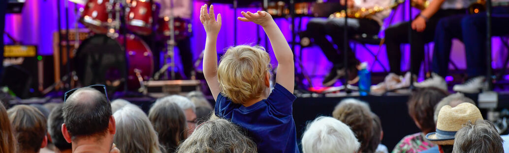 Konzertpublikum im Schlosshof