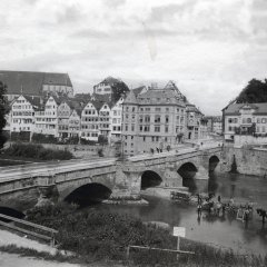 Alte Neckarbr&uuml;cke 1898. Bild: Hermann Bauer, Stadtarchiv T&uuml;bingen.