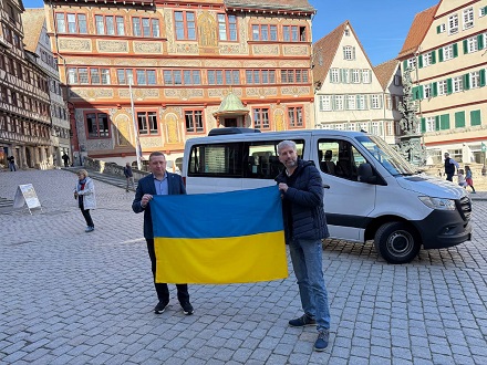 Oberb&uuml;rgermeister Palmer &uuml;bergibt einen Bus an den B&uuml;rgermeister von Krementschuk
