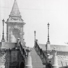Neue Eberhardsbr&uuml;cke mit Treppe zur Platanenallee, noch ohne Eberhardsdenkmal um 1902. Bild: Stadtarchiv T&uuml;bingen.
