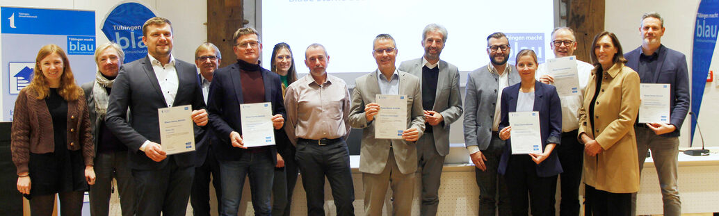 Das Bild zeigt OB Boris Palmer und die Personen aus den ausgezeichneten Betrieben mit der Urkunde in der Hand.r Kreissparkasse T&uuml;bingen.