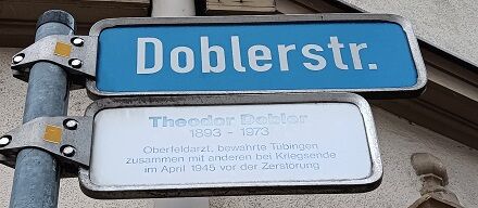 Stra&szlig;enschild Doblerstra&szlig;e