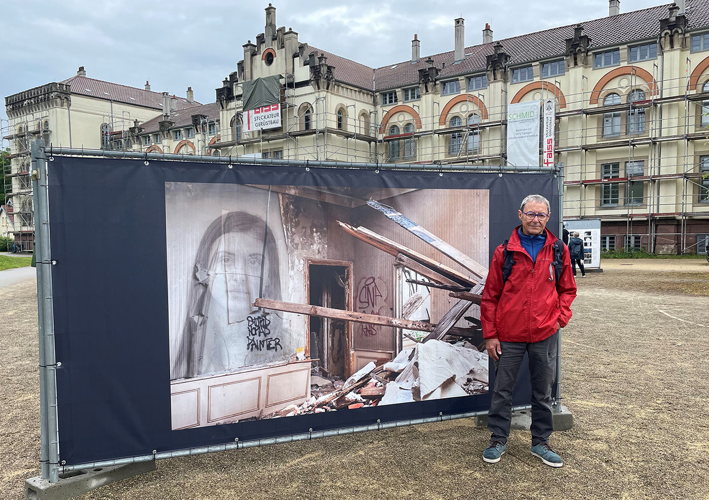Marc C&eacute;l&eacute;rier vor einem seiner Fotos auf dem Thiepvalplatz