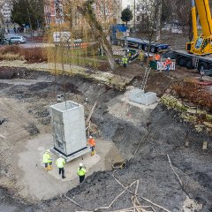 Mit einem Spezialkran wurde der circa 25 Tonnen schwere &bdquo;M&ouml;nch&ldquo; in den &ouml;stlichen Bereich des Sees eingelassen. Bild: Ulrich Metz