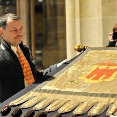 Stadtarchivar Udo Rauch pr&auml;sentiert die Stadtfahne, die Herzog Ulrich den T&uuml;bingern nach der Niederschlagung des Armen Konrads &uuml;berreicht haben soll. Bild: Gudrun de Maddalena