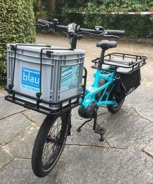 von der Stadt gef&ouml;rdertes Lastenrad mit dem Aufkleber T&uuml;bingen macht blau auf der Box