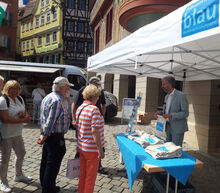 Verteilung kostenloser Mehrwegbeutel auf dem T&uuml;binger Wochenmarkt
