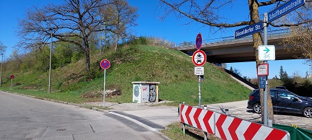 Abgesenkter Bordstein auf dem Weg in Richtung Kirchentellinsfurt