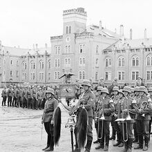 Wehrmachtssoldaten vor dem Mannschaftsgeb&auml;ude
