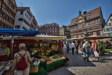 Wochenmarkt vor dem T&uuml;binger Rathaus